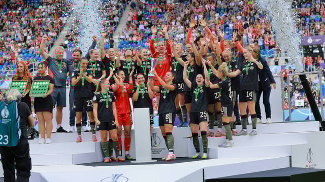 Lena Oberdorf und die Bayern-Frauen feiern