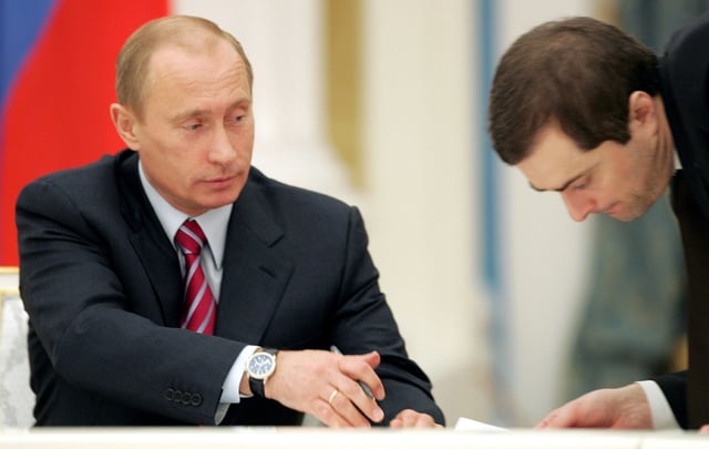 Vladimir Poutine avec son conseiller Vladislav Sourkov au Kremlin le 6 février 2007