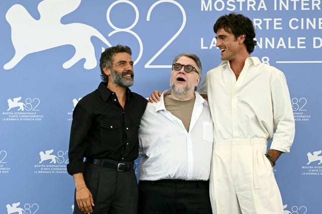 Le réalisateur mexicain Guillermo del Toro entouré des acteurs Oscar Isaac (gauche) et Jacob Elordi (droite) lors de la présentation du film "Frankenstein" à la Mostra de Venise le 30 août 2025