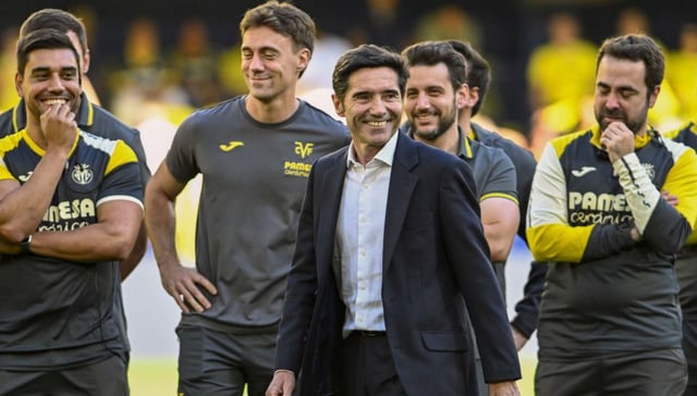 Marcelino García Toral, en el centro, con sus técnicos. |  A. Esteban
