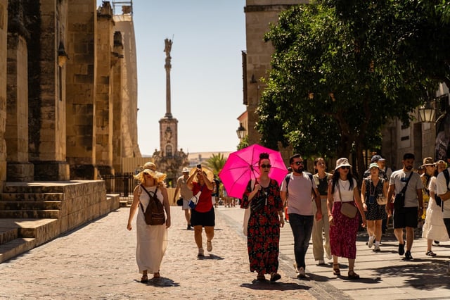 Archivo - Turistas en el entorno de la Mezquita-Catedral de Córdoba.