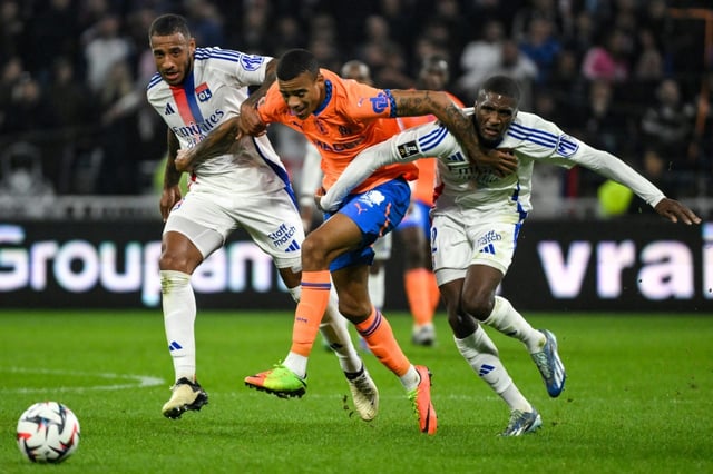 Le dernier choc des Olympiques à Décines a tourné à l'avantage des Marseillais et Mason Greenwood, cerné ici par Corentin Tolisso et Clinton Mata le 22 septembre 2024