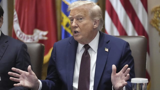 Donald Trump an einem Tisch