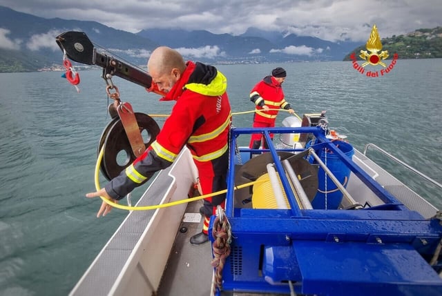 Einsatzkräfte bei der Suche nach dem vermissten Vater auf dem Comer See