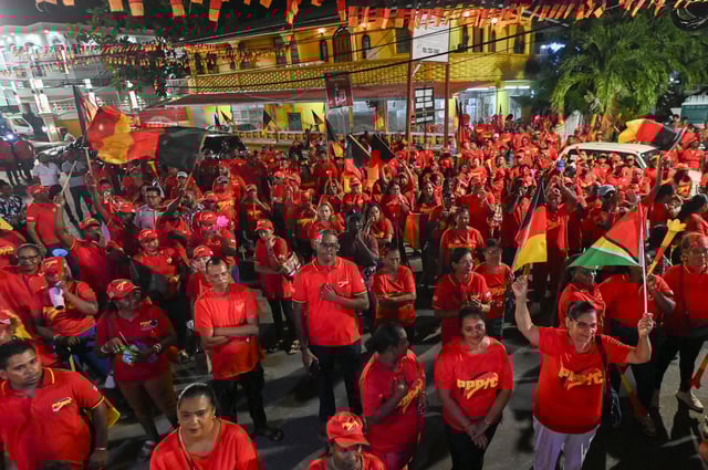 Des soutiens du président du Guyana et candidat à sa réélection Mohamed Irfaan Ali, à Georgetown, le 26 août 2025.
