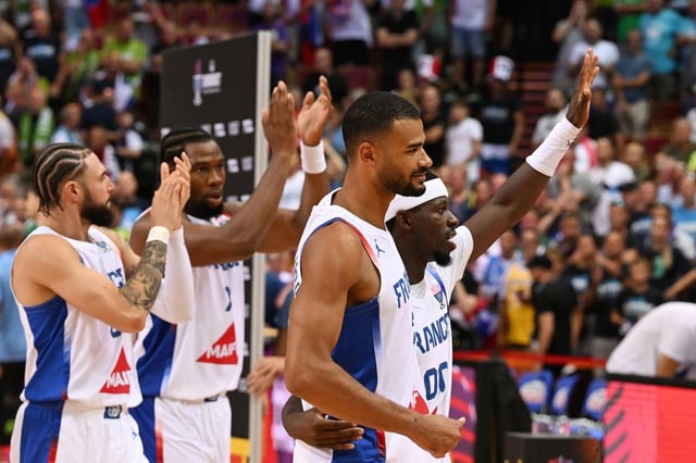 Sylvain Francisco (00) et les Bleus ont renversé la Slovénie samedi.