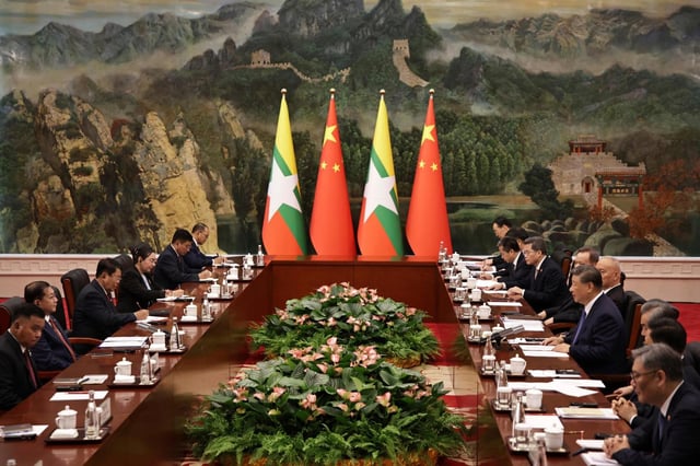 El presidente chino Xi Jinping, centro derecha, habla durante una reunión bilateral con el jefe militar de Myanmar, el general Min Aung Hlaing, segundo de izquierda a derecha, antes de la Cumbre de la Organización de Cooperación de Shanghái (OCS) en Tianjin, China, el sábado 30 de agosto de 2025. (Andrés Martínez Casares/Pool Photo vía AP)