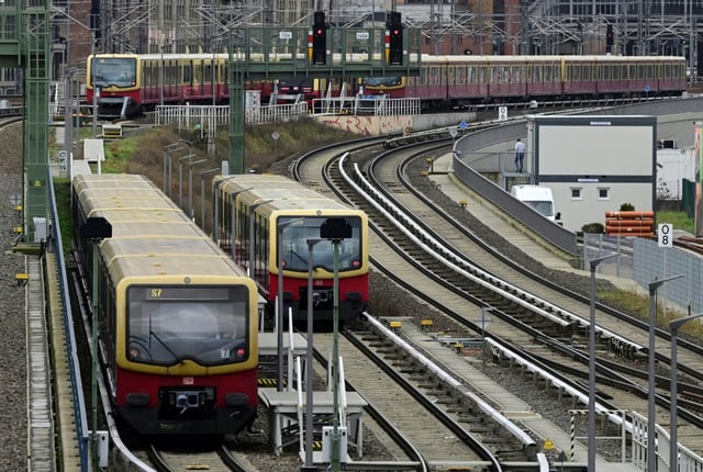 Ein Konsortium um die Deutsche Bahn hat Medienberichten zufolge den Zuschlag für einen Milliarden-Auftrag zum Betrieb der Kernlinien der Berliner S-Bahn erhalten. Beteiligt sind demnach auch die Unternehmen Siemens und Stadler.