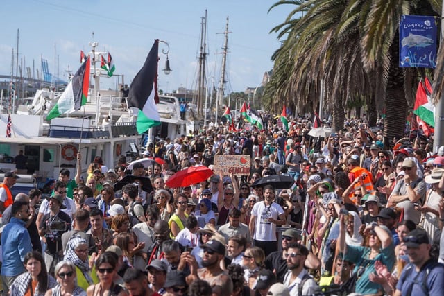 Centenares de personas se han concentrado en el Moll de la Fusta para despedir la Global Sumud Flotilla antes de partir a Gaza