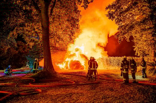 Ein Großbrand zerstörte in der Nacht zum Sonntag den Erntevorrat eines Landwirts in Enge-Sande.