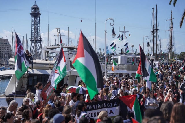 Centenares de personas se han concentrado en el Moll de la Fusta para despedir la Global Sumud Flotilla antes de partir a Gaza