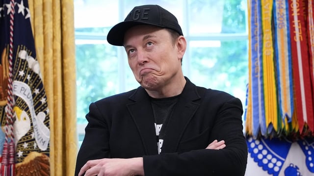 Elon Musk spricht neben US-Präsident Donald Trump zu Reportern im Oval Office des Weißen Hauses