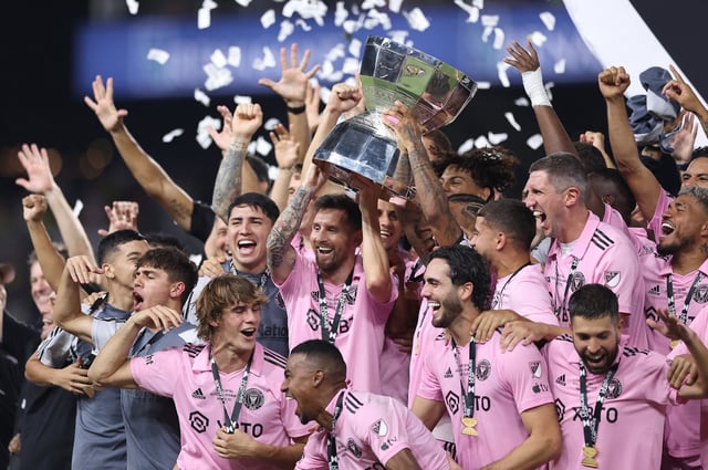 Lionel Messi levantó la Leagues Cup a poco de llegar a Inter Miami, en 2023; este domingo tendrá la posibilidad de repetir la escena, cuando se enfrente con Seattle Sounders.