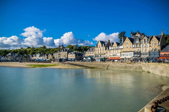 Entre 2011 et 2022, la part des résidences secondaires à Cancale est passée de 35,5 % à 41,2 % du parc immobilier tandis que le nombre de meublés de tourisme déclarés a progressé de 30 % entre 2020 et 2024, atteignant 582 unités en novembre 2024.