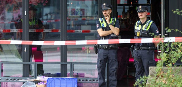 Polizisten sichern den Zugang zu der Bar in Hamburg