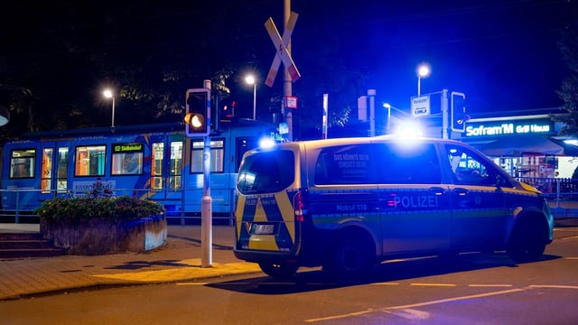 Der 16-Jährige fuhr mit dem E-Scooter über die Bahngleise.