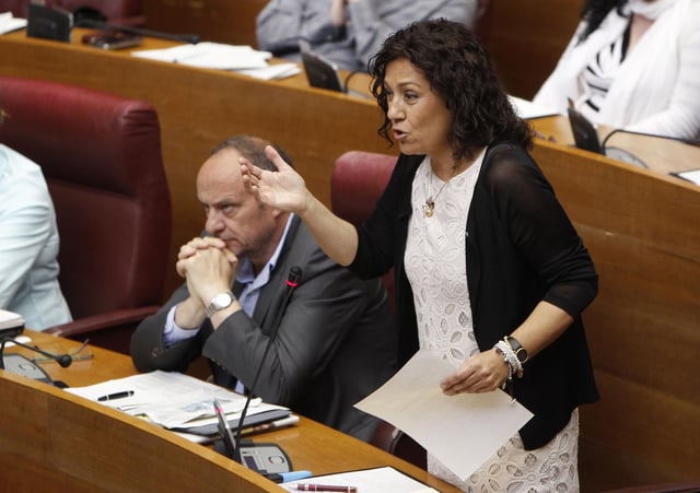Carmen Ninet en una sesión de control al presidente Alberto Fabra en 2013.