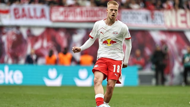 Arthur Vermeeren (RB Leipzig) spielt einen Ball