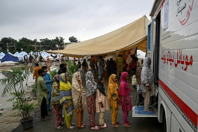 Im Osten Pakistans ist die Zahl der Toten durch schwere Überschwemmungen auf mehr als 30 gestiegen. In Punjab, der bevölkerungsreichsten Provinz Pakistans, wurden inzwischen 32 Todesopfer registriert, wie eine Vertreterin der Provinzregierung sagte.
