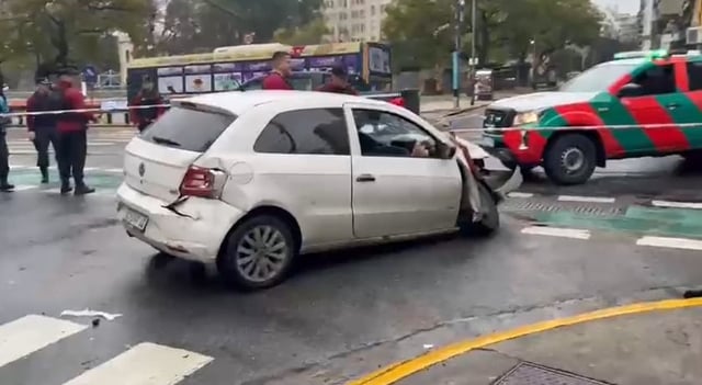 El auto que chocó contra un colectivo.