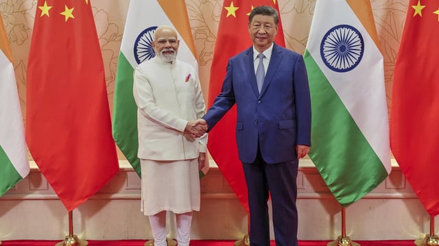 Chinas Staats- und Parteichef Xi Jinping begrüßt Indiens Premierminister Narendra Modi