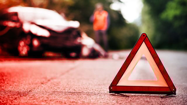 A19: Pkw überschlägt sich, Frau (62) schwer verletzt, Beifahrer leicht verletzt.