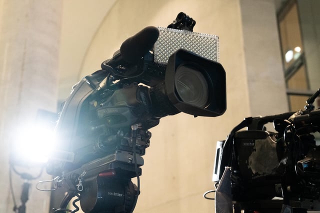 Für einen Film werden im Raum Stuttgart Hunderte Komparsen gesucht. Wer zwischen 18 und 80 ist, kann sich ohne Vorerfahrung bewerben. Einige ethnische Erscheinungsbilder sind besonders willkommen.