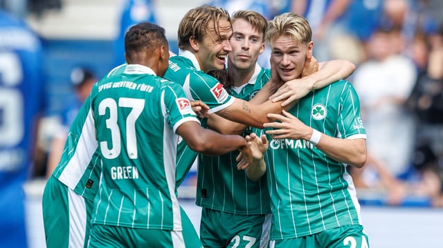 Jubelnde Spieler SpVgg Greuther Fürth