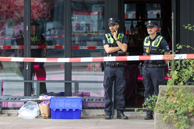 Einsatzkräfte der Polizei sichern den Zugang zu der „Blossom“-Bar in Hamburg. Hier wurde ein Mann erschossen.