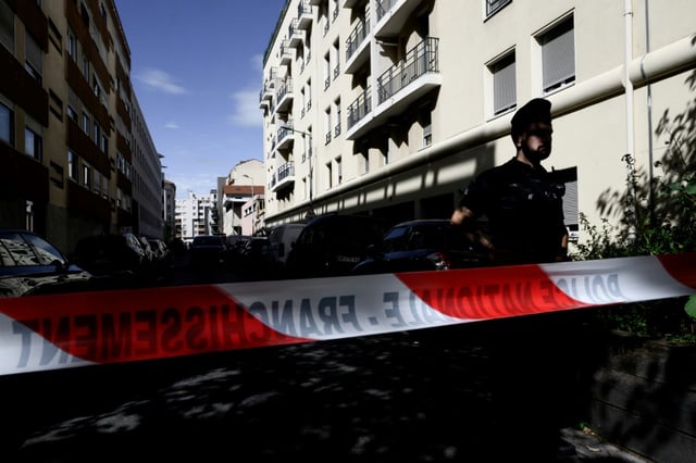 Un périmètre policier établi dans une rue de Villeurbanne, près de Lyon, où une mère et ses deux enfants ont été découverts morts dans leur appartement, le 31 août 2025