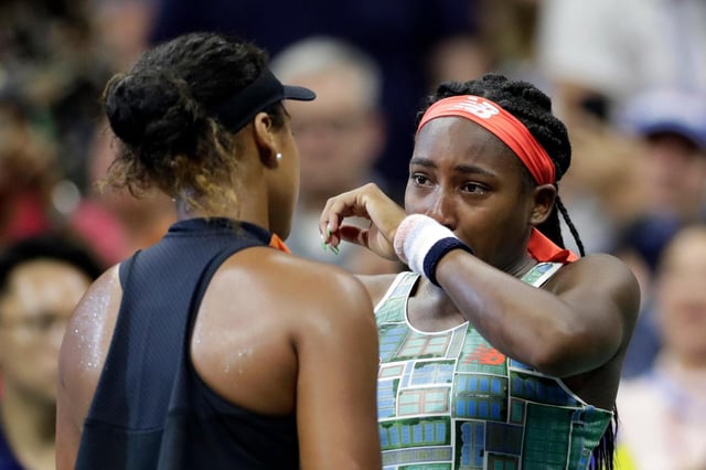 ARCHIVO - En foto del sábado 31 de agosto del 2019, la estadounidense Coco Gauff se limpia las lágrimas mientras habla con la japonesa Naomi Osaka tras su derrota en la tercera ronda del Abierto de Estados Unidos. (AP Foto/Adam Hunger, Archivo)