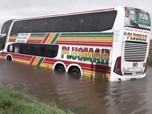 Un micro de la empresa Plusmar se fue a la banquina en Ruta 5 y quedó varado en una zona totalmente anegada. Foto: Captura TN