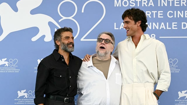 Oscar Isaac, Mexican director and producer Guillermo Del Toro (C) and US actor Jacob Elordi (R) attend the photocall of Frankenstein. (Photo by Stefano RELLANDINI / AFP)