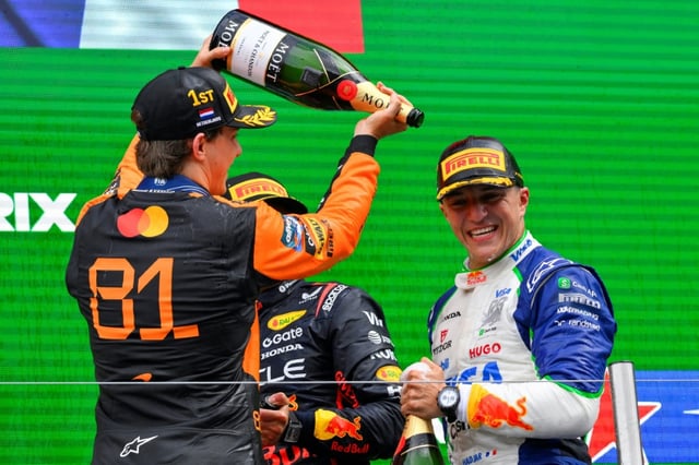 Le Français Isack Hadjar (de face) ravi de sa troisième place au  Grand Prix des Pays-Bas à  Zandvoort, le 31 août 2025