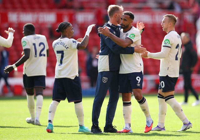 Soccer Football - Premier League - Nottingham Forest v West Ham United - The City Ground, Nottingham, Britain - August 31, 2025 West Ham United manager Graham Potter and Callum Wilson celebrate after the match Action Images via Reuters/Andrew Boyers