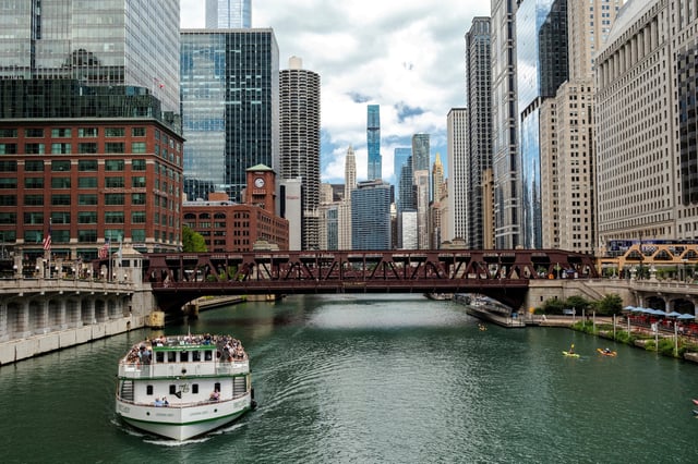 A tour boat floats down the Chicago River as U.S. President Donald Trump said on Monday that the U.S. military might deploy to Chicago, Illinois, U.S., August 25, 2025. REUTERS/ Jim Vondruska/File Photo