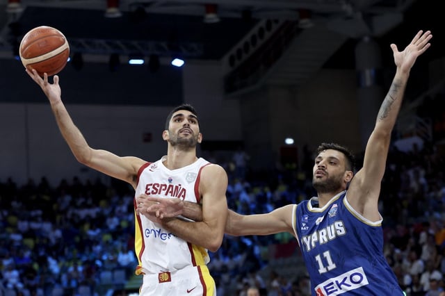 Santi Aldama ataca el aro en una jugda del partido entre España y Chipre del Mundial
