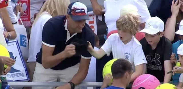Capture d'écran de la chaine de télévision sportive américaine ESPN, montrant Piotr Szcerek arrachant à Brock la casquette offerte par Kamil Majchrzak, à New York, le 28 août.