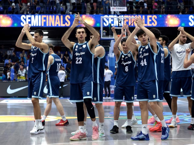 Los jugadores de la Selección Argentina de básquet celebran el triunfo ante Canadá en las semifinales de la AmeriCup. Foto: REUTERS/Luisa Gonzalez