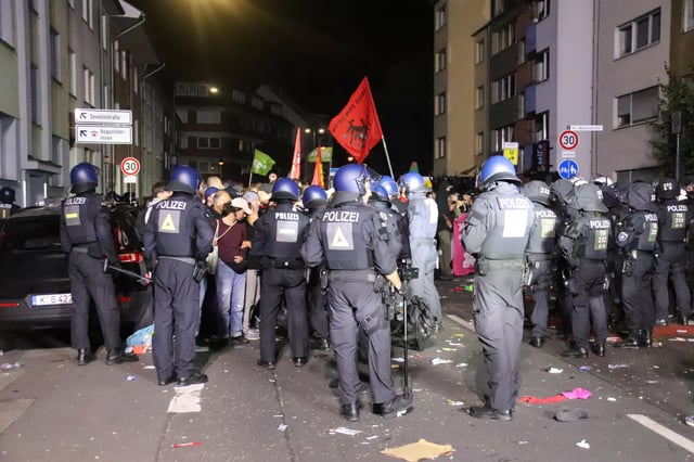 Polizisten stehen Teilnehmern der Demonstration in Köln gegenüber.