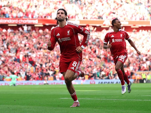 Dominik Szoboszlai corriendo a celebrar su gol.