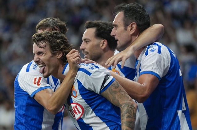 Carlos Romero, felicitado por sus compañeros, tras marcar el 1-0 para el Espanyol.
