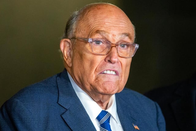 El ex alcalde de Nueva York Rudy Giuliani afuera de los tribunales en Nueva York el 3 de enero del 2025. (AP foto/Ted Shaffrey)