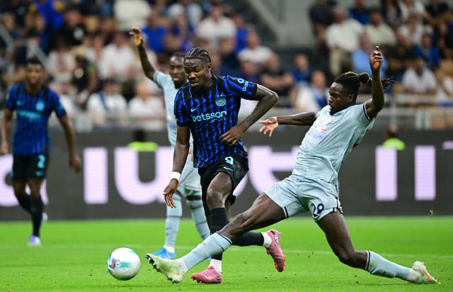 Soccer Football - Serie A - Inter Milan v Udinese - San Siro, Milan, Italy - August 31, 2025 Inter Milan's Marcus Thuram in action with Udinese's Oumar Solet REUTERS/Daniele Mascolo