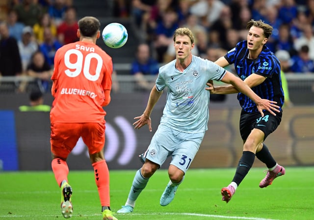 Soccer Football - Serie A - Inter Milan v Udinese - San Siro, Milan, Italy - August 31, 2025 Udinese's Razvan Sava and Thomas Kristensen in action with Inter Milan's Pio Esposito REUTERS/Daniele Mascolo