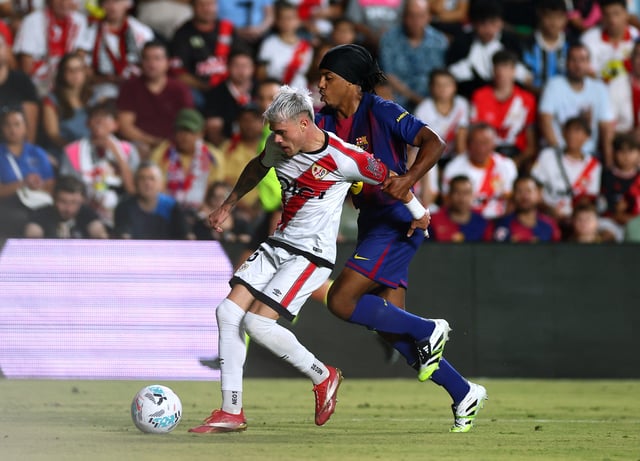 Soccer Football - LaLiga - Rayo Vallecano v FC Barcelona - Campo de Futbol de Vallecas, Madrid, Spain - August 31, 2025 Rayo Vallecano's Pep Chavarria in action with FC Barcelona's Jules Kounde REUTERS/Isabel Infantes