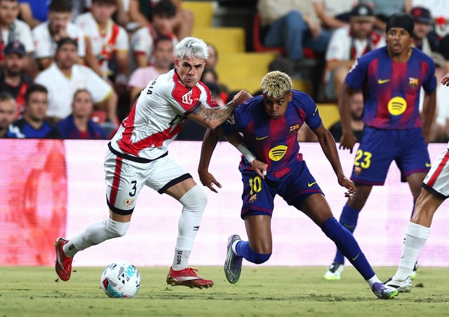 Soccer Football - LaLiga - Rayo Vallecano v FC Barcelona - Campo de Futbol de Vallecas, Madrid, Spain - August 31, 2025 FC Barcelona's Lamine Yamal in action with Rayo Vallecano's Pep Chavarria REUTERS/Isabel Infantes