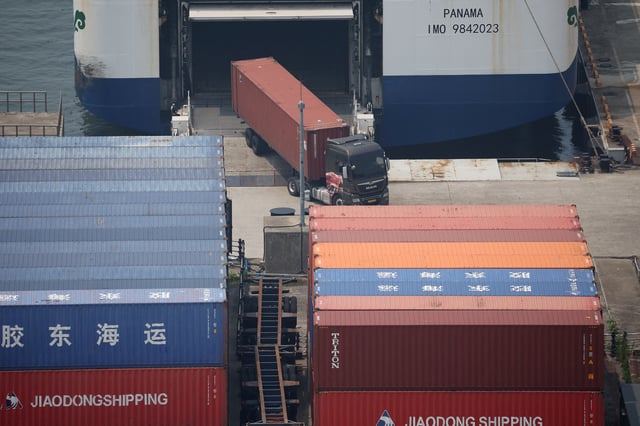 FILE PHOTO" A truck unloads a shipping container at Pyeongtaek port in Pyeongtaek, South Korea, July 8, 2025. REUTERS/Kim Hong-Ji/File photo