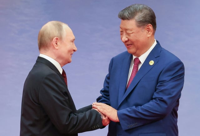 Le président chinois Xi Jinping salue son homologue ruse Vladimir Poutine lors d'un sommet à Tianjin le 31 août 2025.