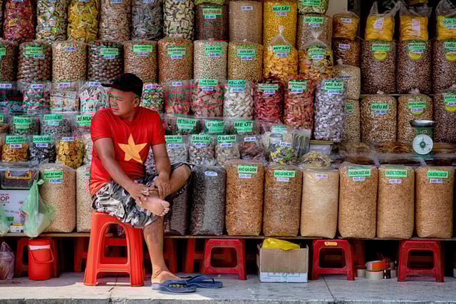 Un vendedor de especias espera a que lleguen clientes a su puesto en el mercado de Cholon, el martes 29 de abril de 2025, en Ciudad Ho Chi Minh, Vietnam. (AP Foto/Richard Vogel)